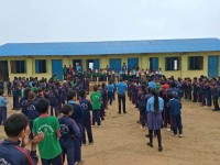 जन्मदिनको अवसरमा विद्यार्थीलाई शैक्षिक सामग्री प्रदान