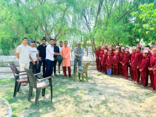 स्वर्गीय साथीको स्मृतिमा बटुकलाई शैक्षिक सामग्री वितरण