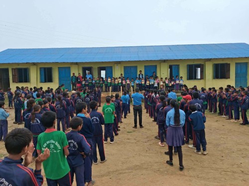जन्मदिनको अवसरमा विद्यार्थीलाई शैक्षिक सामग्री प्रदान