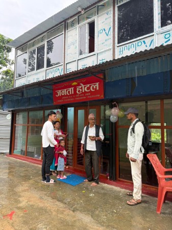 स्थानीय बजारमा २० लाख लगानीमा यूवा उद्यमी भिम बोगटीले खोले जनता होटल