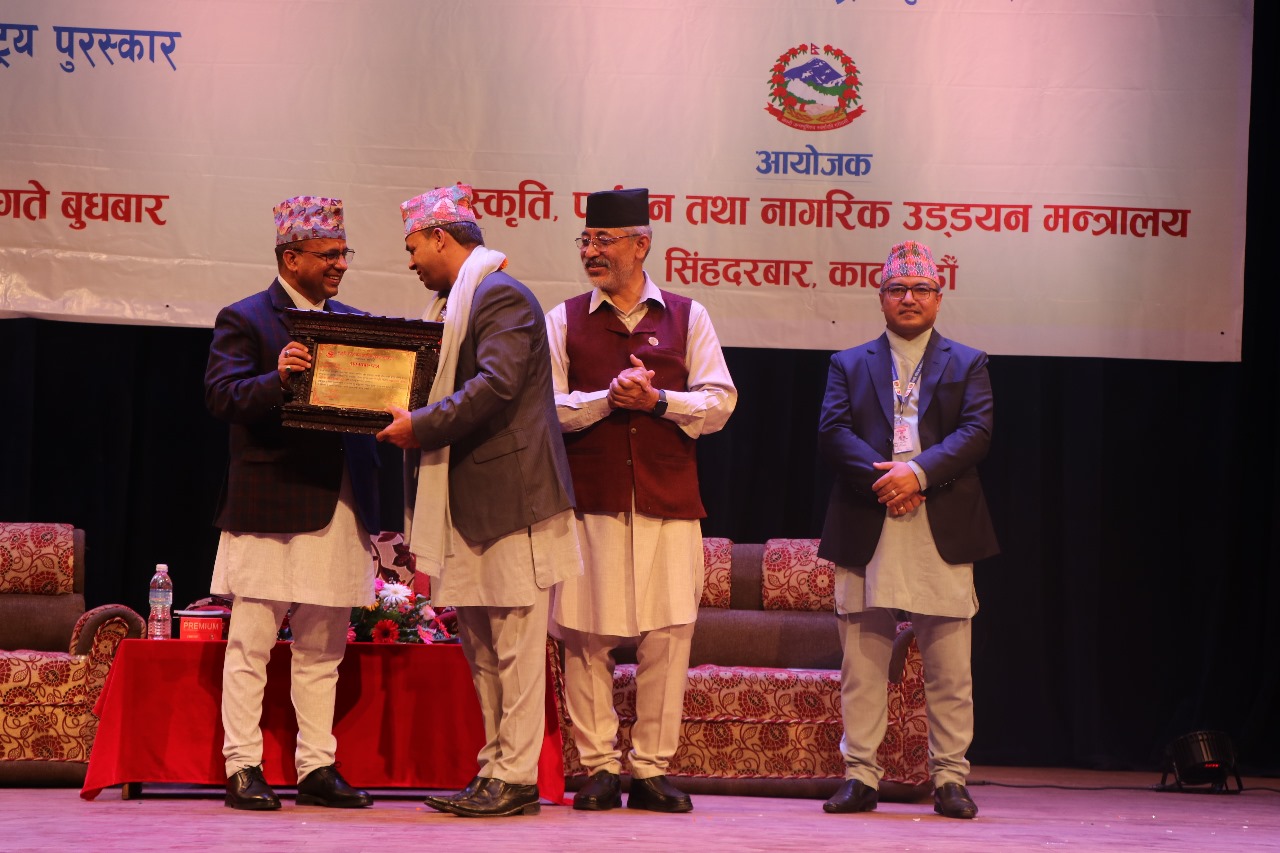 Debendra-Bhatta-lai-puraskar-pradan-1752742032.jpg